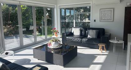 Bright, Contemporary Sanctuary. Beach and City buzz on your doorstep