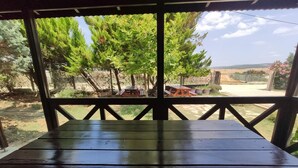 Quarto triplo conforto, vista para o jardim | Opções para refeição ao ar livre