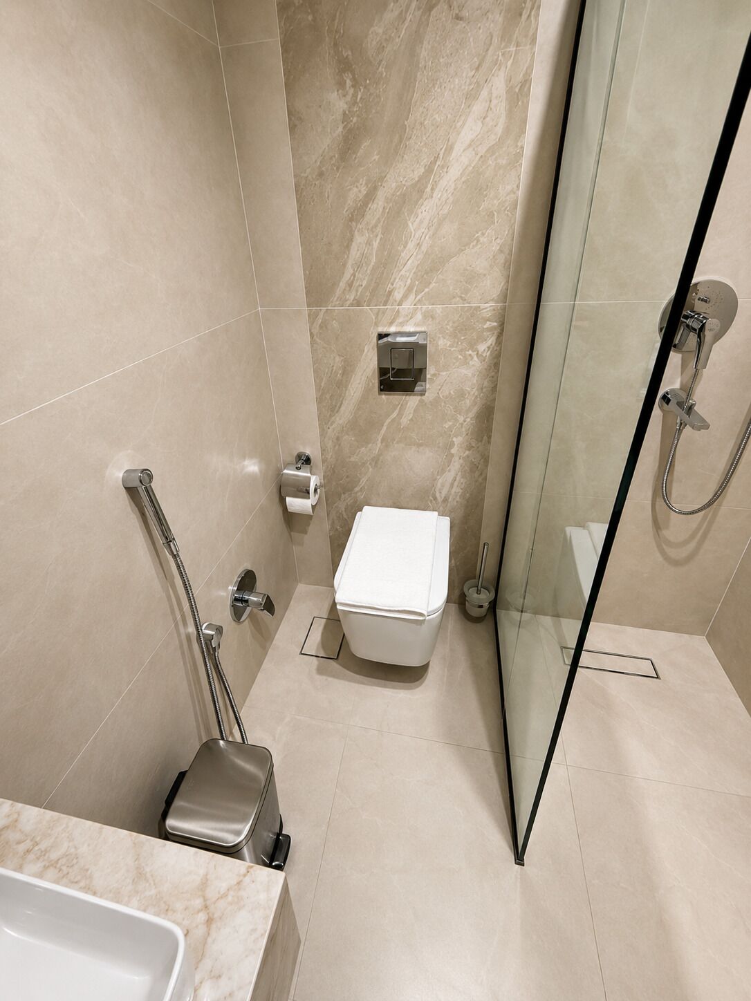 Chambre Double Deluxe | Salle de bain | Douche, douche à « effet pluie », sèche-cheveux, chaussons