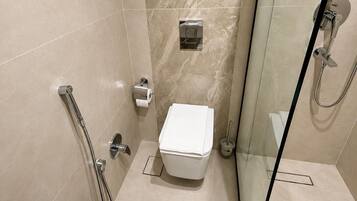 Chambre Double Deluxe | Salle de bain | Douche, douche à « effet pluie », sÚche-cheveux, chaussons