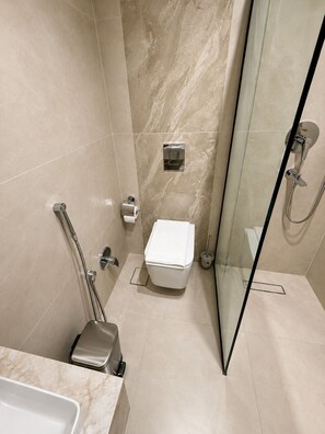 Deluxe tweepersoonskamer | Badkamer | Een douche, een regendouche, een haardroger, pantoffels