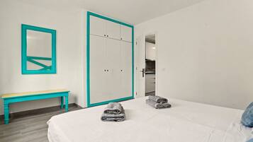 Tabla de planchar con plancha, wifi y ropa de cama