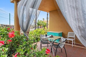 Outdoor dining - Vacation Apartment 'Oasis Papagayo Cozy Patio' with Shared Pool, Private Terrace and Wi-Fi (Corralejo)