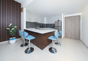 Refrigerador, microondas, horno, cafetera/tetera