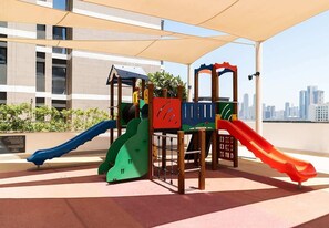 Un terrain de jeux sur le toit, doté de plusieurs toboggans et d’installations d’escalade.