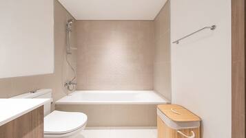 Shower, hair dryer, bidet, towels