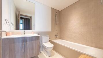 Shower, hair dryer, bidet, towels