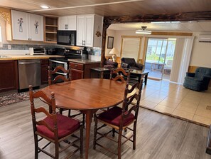 Private kitchen - Relaxation Retreat near the Sponge Docks (Tarpon Springs)