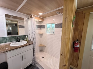 Een douche, handdoeken
