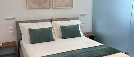 In-room safe, desk, free WiFi