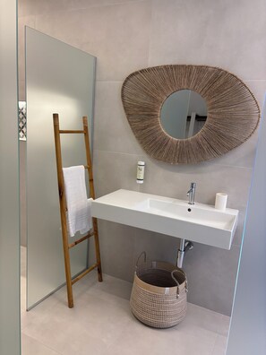 Chambre double | Coffre-fort, bureau, accĂšs au Wi-Fi (inclus)