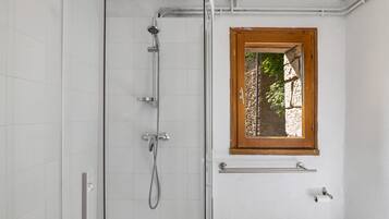 Douche, serviettes fournies