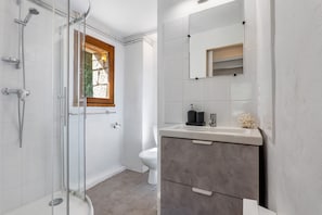 Douche, serviettes fournies