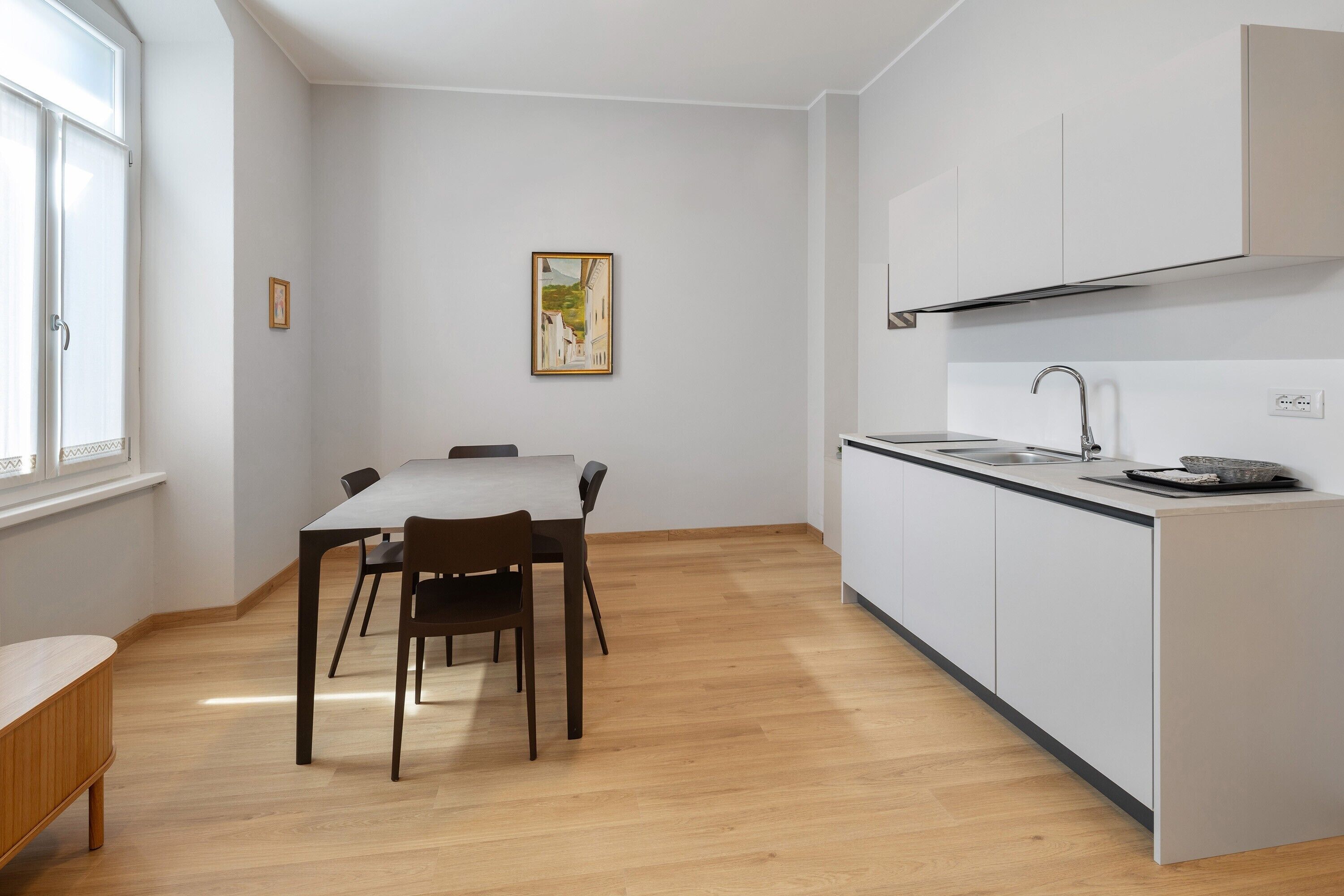 Kühlschrank, Herdplatte, Wasserkocher mit Kaffee-/Teezubehör