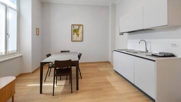 Kühlschrank, Herdplatte, Wasserkocher mit Kaffee-/Teezubehör