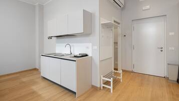Fridge, stovetop, coffee/tea maker, electric kettle