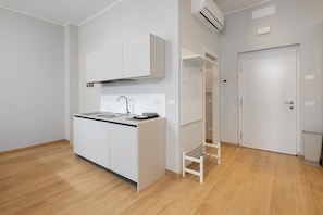 Coffee/tea maker, fridge, stovetop, electric kettle