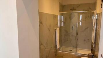 Douche, serviettes fournies