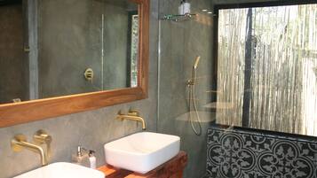 Deluxe kamer, 1 twee- of 2 eenpersoonsbedden, patio, uitzicht op rivier | Badkamer | Een douche, gratis toiletartikelen, een haardroger, handdoeken