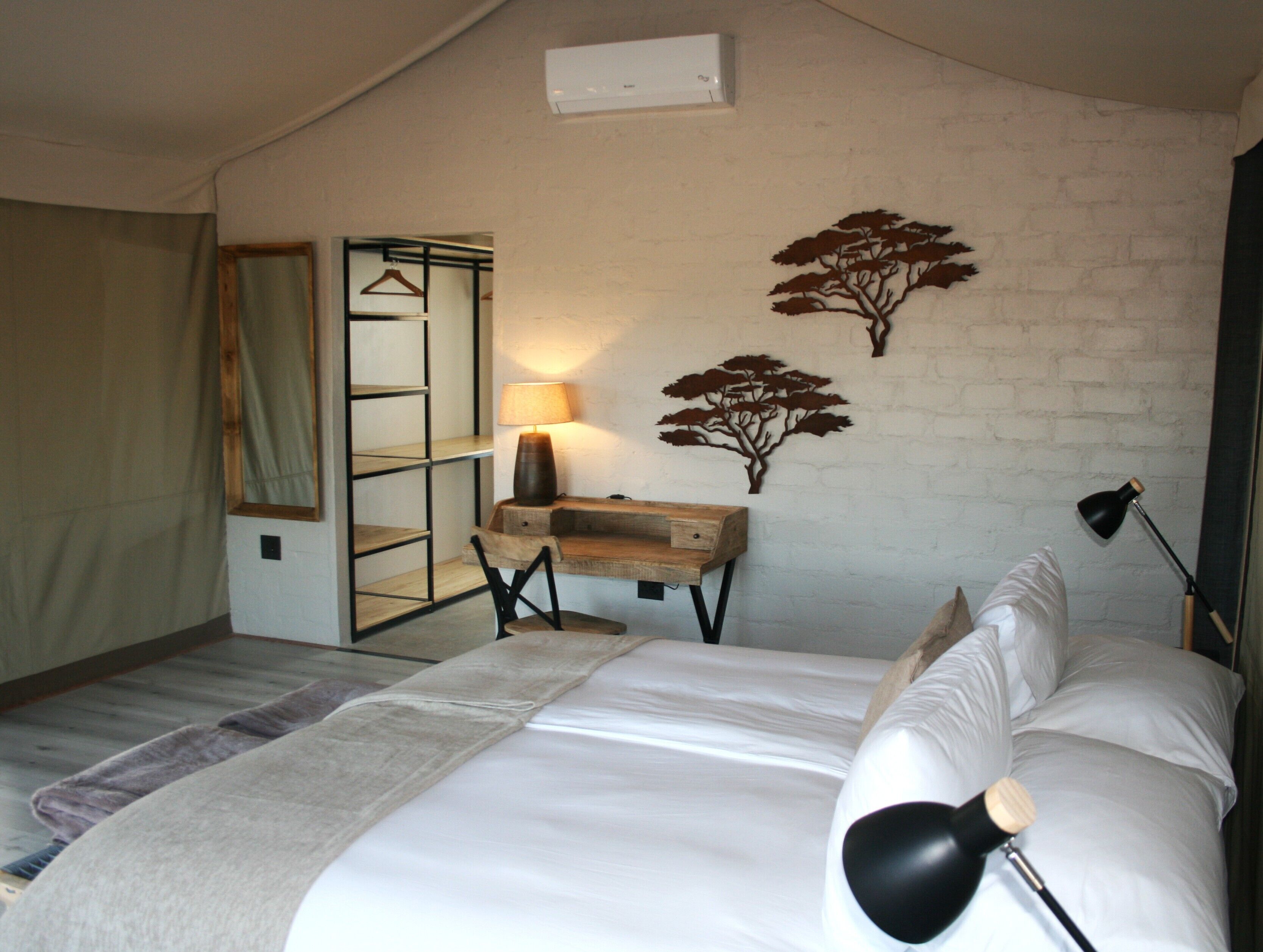 Deluxe kamer, 1 twee- of 2 eenpersoonsbedden, patio, uitzicht op rivier | Een bureau, een laptopwerkplek, gratis wifi
