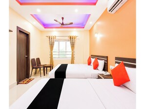 Hypo-allergenic bedding, desk, soundproofing, free WiFi - Hotel Dev Bhumi Puri (Puri)
