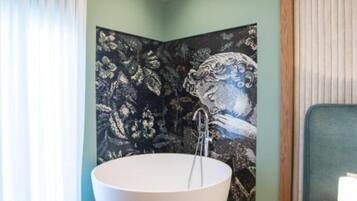Deluxe Double Room | Bathroom | Towels