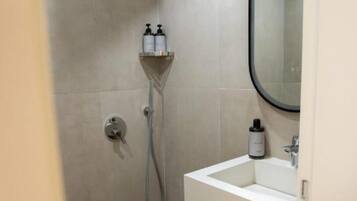 Standard-Doppelzimmer | Badezimmer | Handtücher