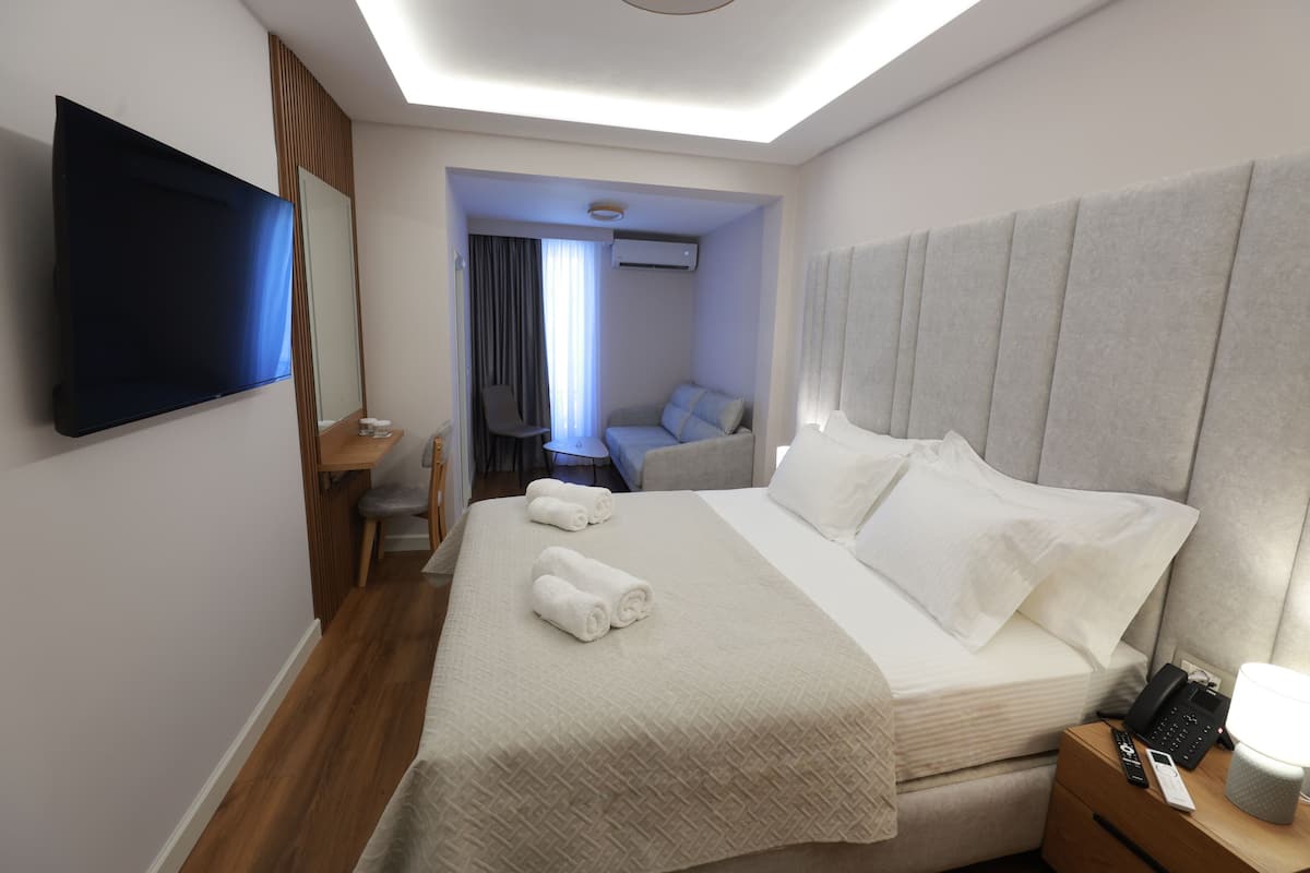 Standard-Dreibettzimmer | Schreibtisch, kostenloses WLAN, Bettwäsche