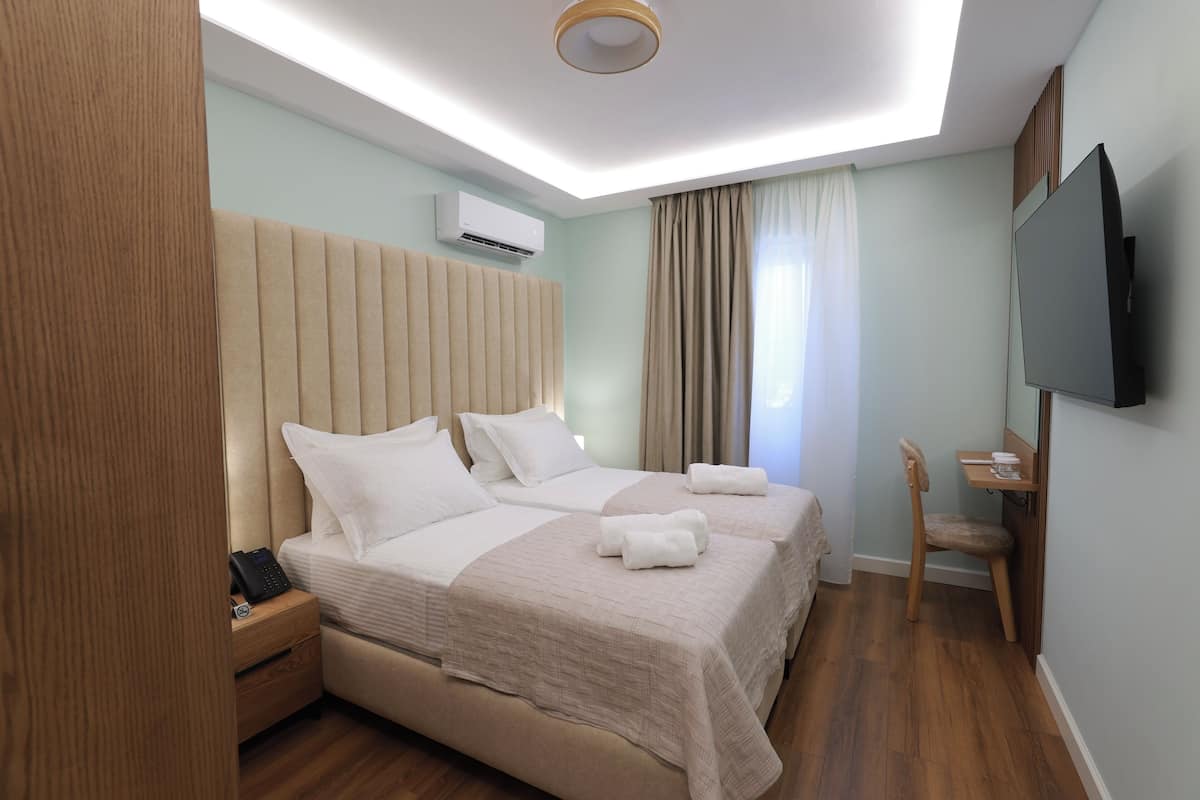Standard-Doppel- oder -Zweibettzimmer | Schreibtisch, kostenloses WLAN, Bettwäsche