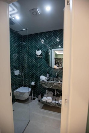 Deluxe Double Room | Bathroom | Towels - Voko by Uka Boutique Hotel (Tiranë)