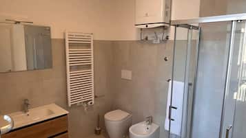Een douche, handdoeken