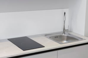 Wasserkocher mit Kaffee-/Teezubehör, Kühlschrank, Herdplatte
