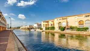 A canal with buildings on one side and a clear sky. - “L’Escale Marine” – AC, Beach, Sleeps 4 (Sète)