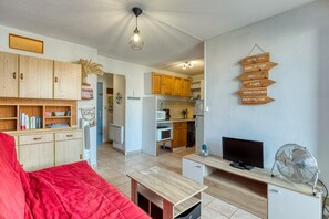 2 habitaciones, tabla de planchar con plancha y ropa de cama 