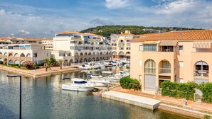 A marina with boats docked, surrounded by multi-story buildings with balconies. - “L’Escale Marine” – AC, Beach, Sleeps 4 (Sète)
