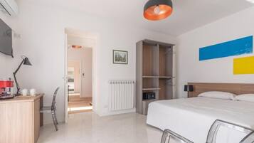 Quarto triplo superior, vista para o jardim | Cofres nos quartos, escrivaninha, quartos à prova de som