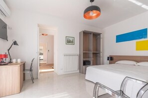 Quarto triplo superior, vista para o jardim | Cofres nos quartos, escrivaninha, quartos à prova de som