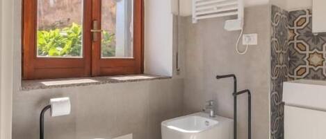 Regadera, amenidades de baño gratuitas, secadora de cabello, toallas