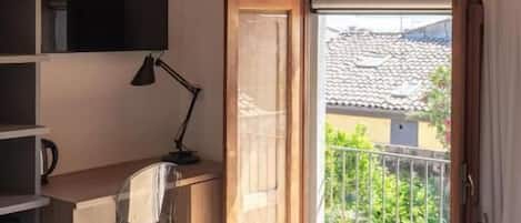 Caja de seguridad en la habitación y escritorio