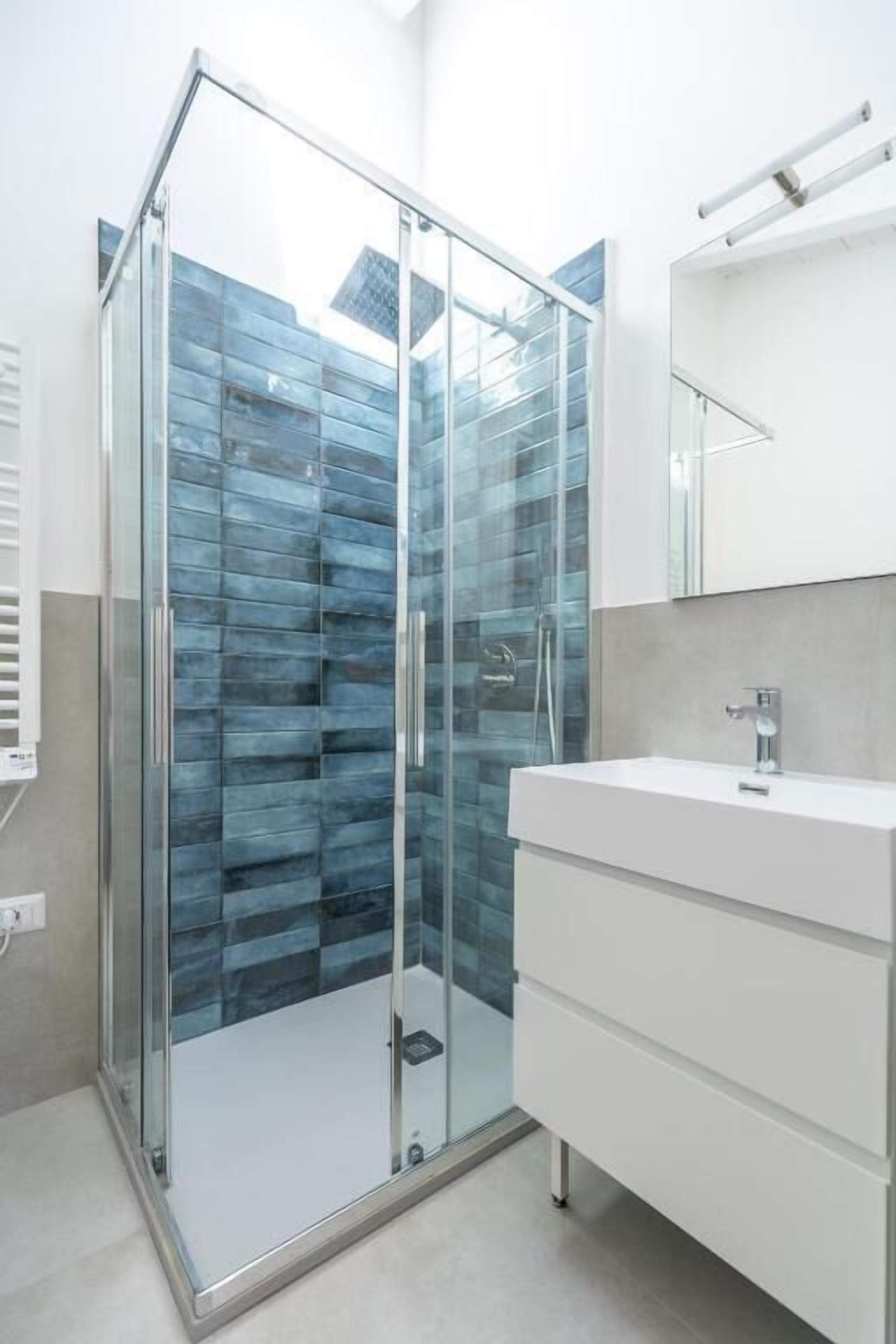 Quarto casal superior, vista para o jardim | Banheiro | Chuveiro, produtos de toalete grátis, secador de cabelo 