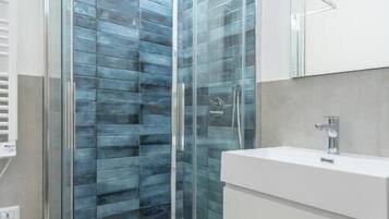 Quarto casal superior, vista para o jardim | Banheiro | Chuveiro, produtos de toalete grátis, secador de cabelo