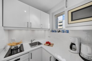 Wasserkocher mit Kaffee-/Teezubehör, Kühlschrank, Mikrowelle