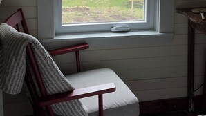 Huone, jossa on ikkuna, josta avautuu näkymä vesistöön, ja jossa on kyltti, jossa lukee: ”HERPING”.