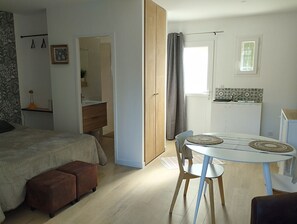 1 bedroom, free WiFi, bed sheets - The Castle (Sommières)