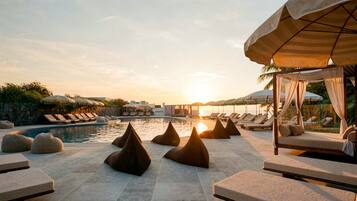 Una piscina al aire libre de temporada
