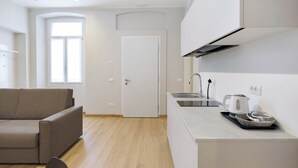 Eine moderne Küche mit Einbauherd, Spüle und Fenster.