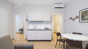 Ein modernes Apartment mit Küche, Essbereich und Wohnzimmer.