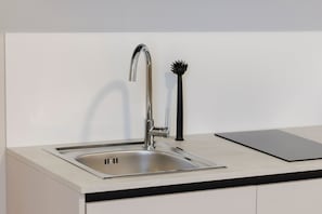 Wasserkocher mit Kaffee-/Teezubehör, Kühlschrank, Herdplatte