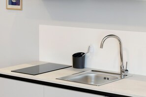 Kaffe-/temaskine, køleskab, kogeplade, elkedel