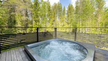 Comfort Apartment, 3 Bedrooms, Sauna | Outdoor spa tub